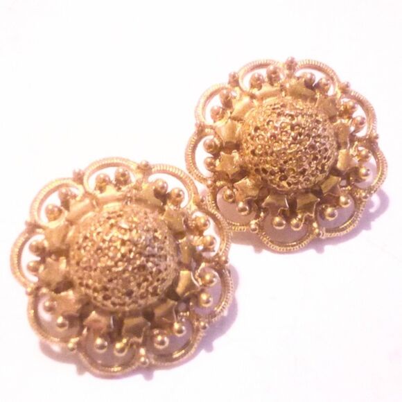 Vintage Gold Tone Filigree Textured Button Style Clip Earrings - Picture 1 of 3